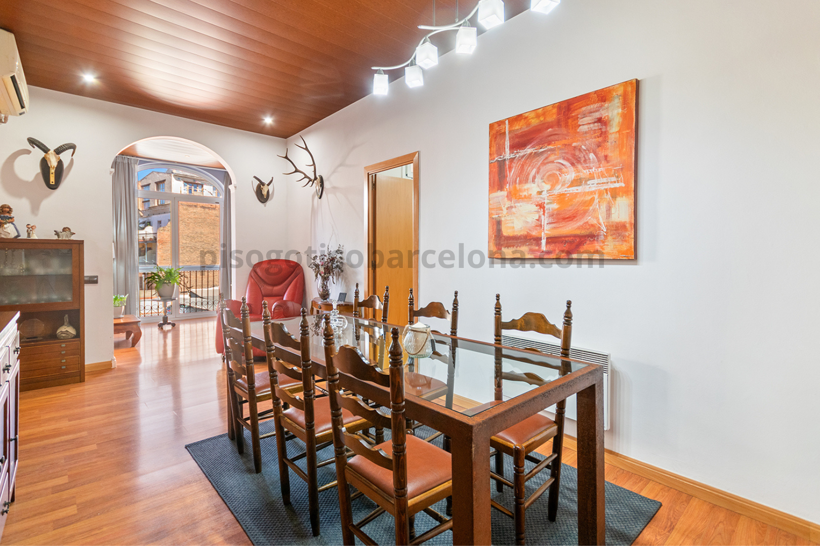 Comedor amplio y pasillo con arcos