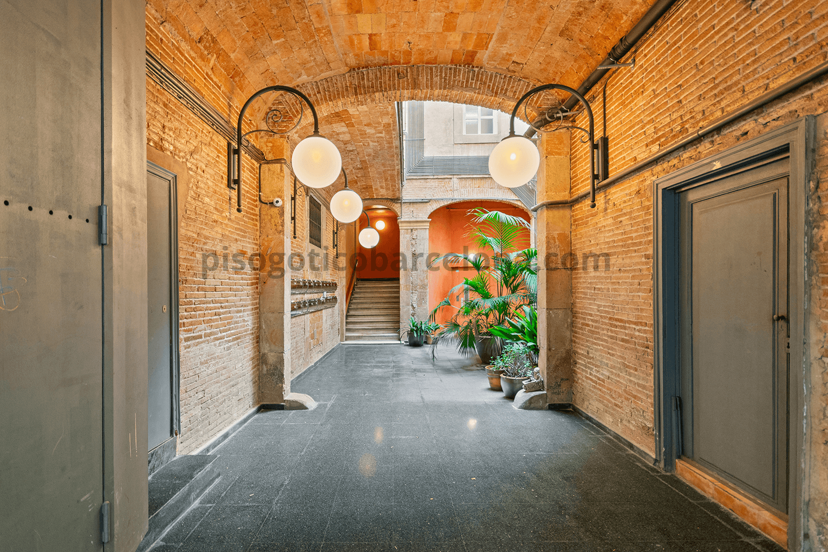 Entrada principal de la finca, con encanto histórico